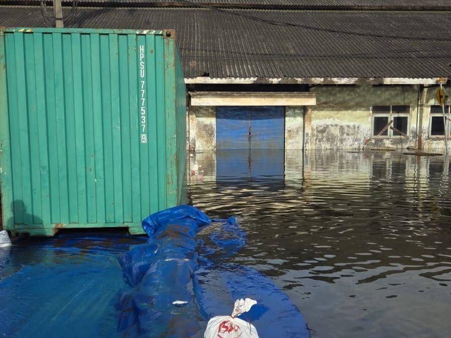 Tanggul di kawasan Pelabuhan Tanjung Emas Semarang tepatnya di depan PT Koja Bahari jebol, Jumat (23/5/2025) sekitar pukul 15.00 WIB. (IDN Times/bt)