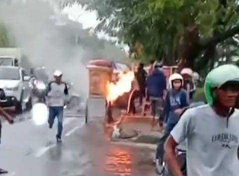 Gerobak bakso di Makassar nyaris ludes terbakar akibat selang gas bocor, Jumat (23/5/2025)/Istimewa