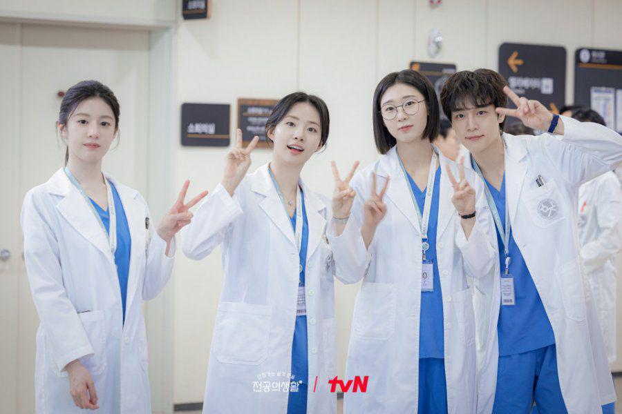 10 Momen Syuting Episode Terakhir Resident Playbook, Ada yang Mewek!