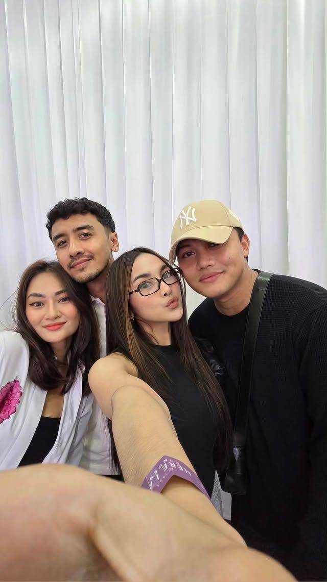artis nonton konser Rossa (Instagram.com/mahaliniraharja)