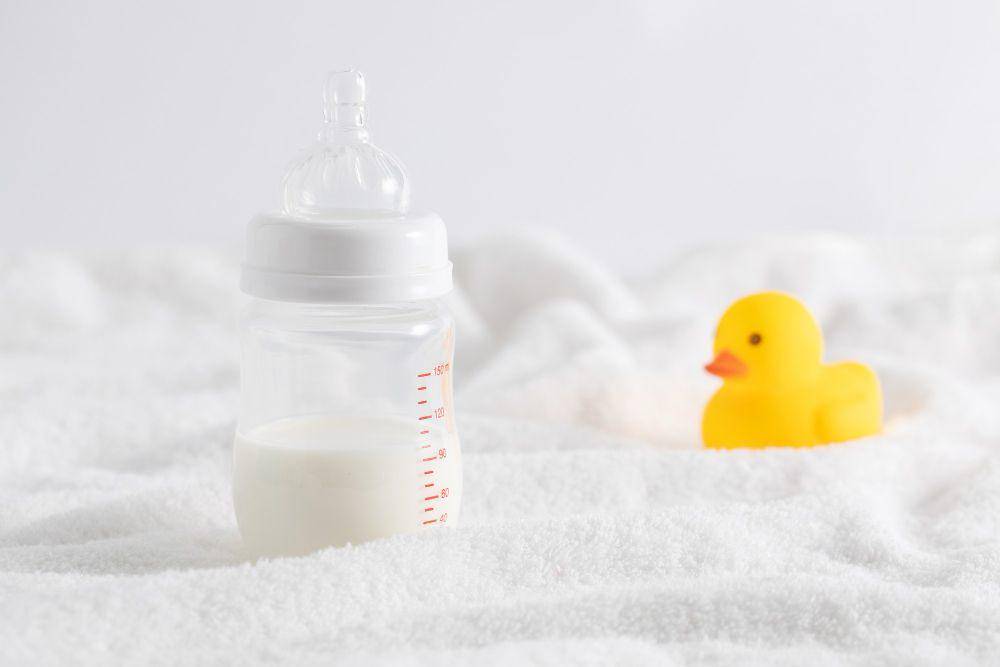 ilustrasi botol susu anak (freepik.com/wirestock)