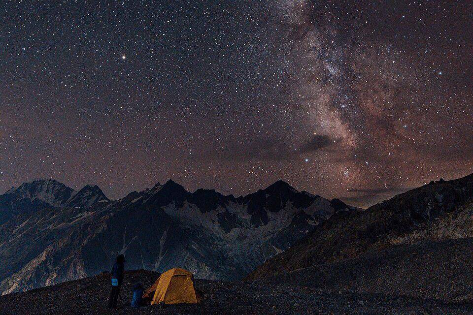 Bintang-bintang di atas Gunung Elbrus, gunung tertinggi di Kaukasus (commons.wikimedia.org/oliwok)