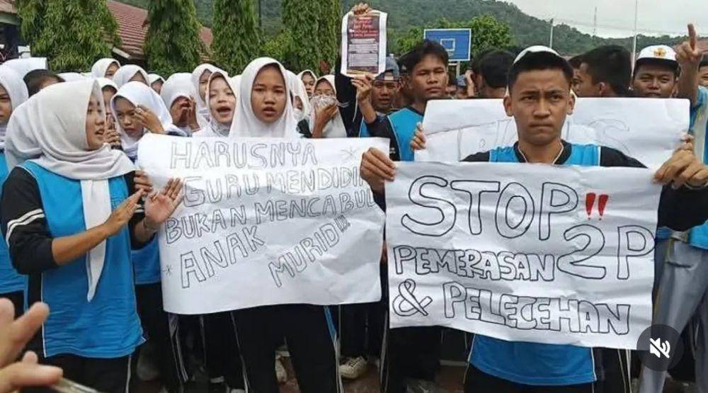 Ratusan Siswa SMKN 1 Lubuk Linggau demo menuntut guru cabul dan pungli. (Dok. Istimewa)