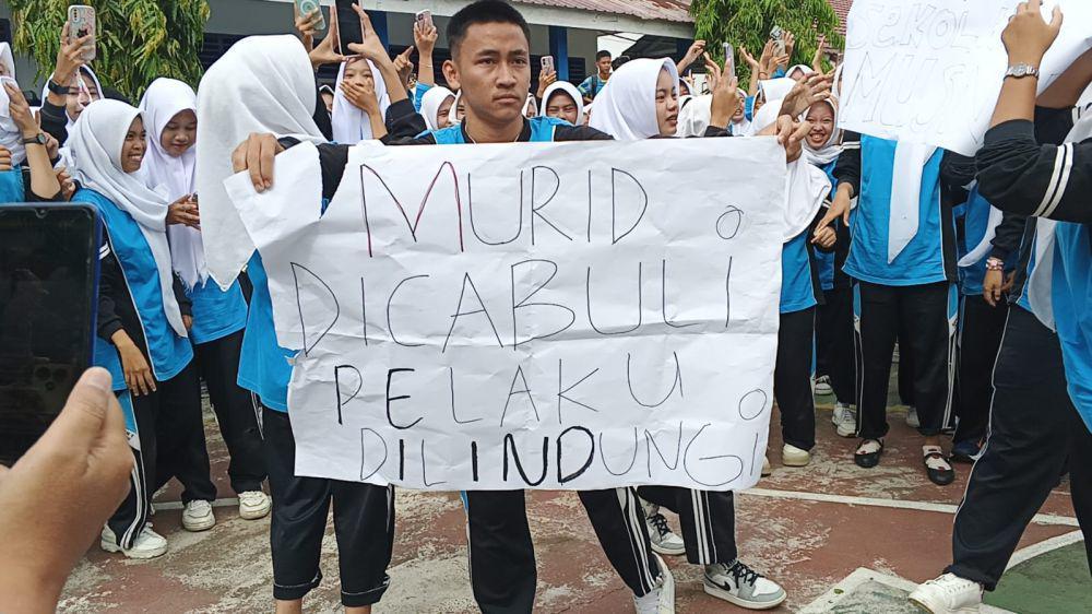 Ratusan Siswa SMKN 1 Lubuk Linggau Demo, Tuntut Guru Cabul dan Pungli