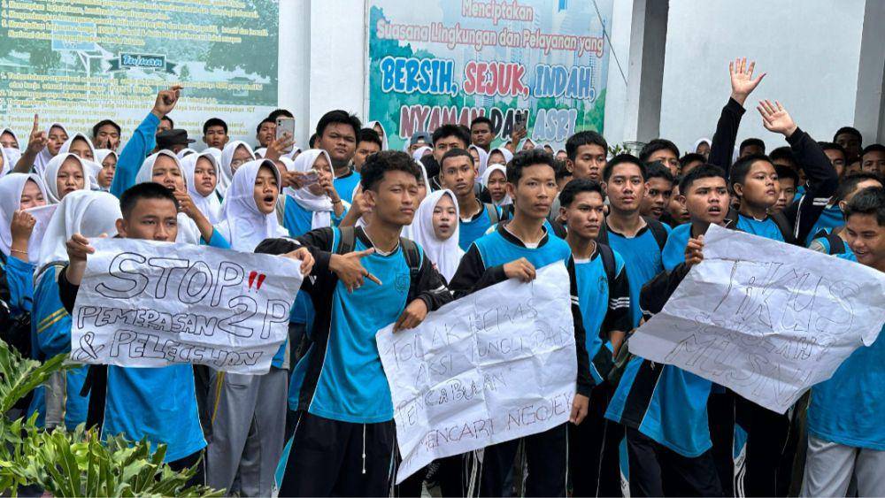 Ratusan Siswa SMKN 1 Lubuk Linggau demo menuntut guru cabul dan pungli. (Dok. Istimewa)