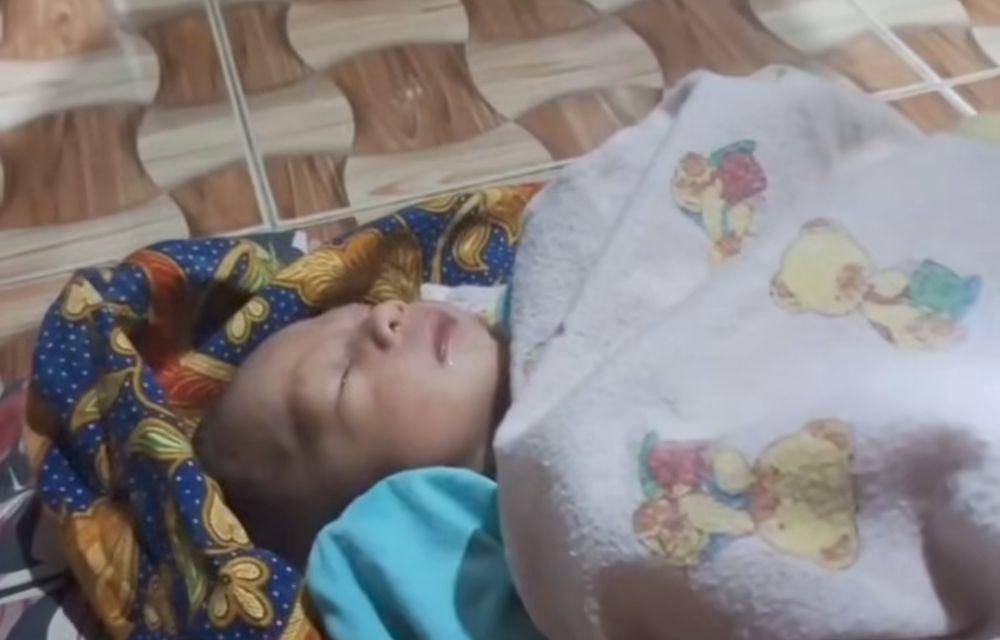 Bayi laki-laki ditemukan di teras rumah warga di Desa Karang Manik, Kecamatan Belitang II. (Dok. Istimewa)