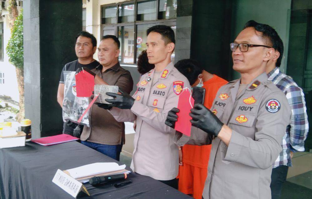 Konferensi pers kasus pelemparan batu paving di Malang. (IDN Times/Rizal Adhi Pratama)