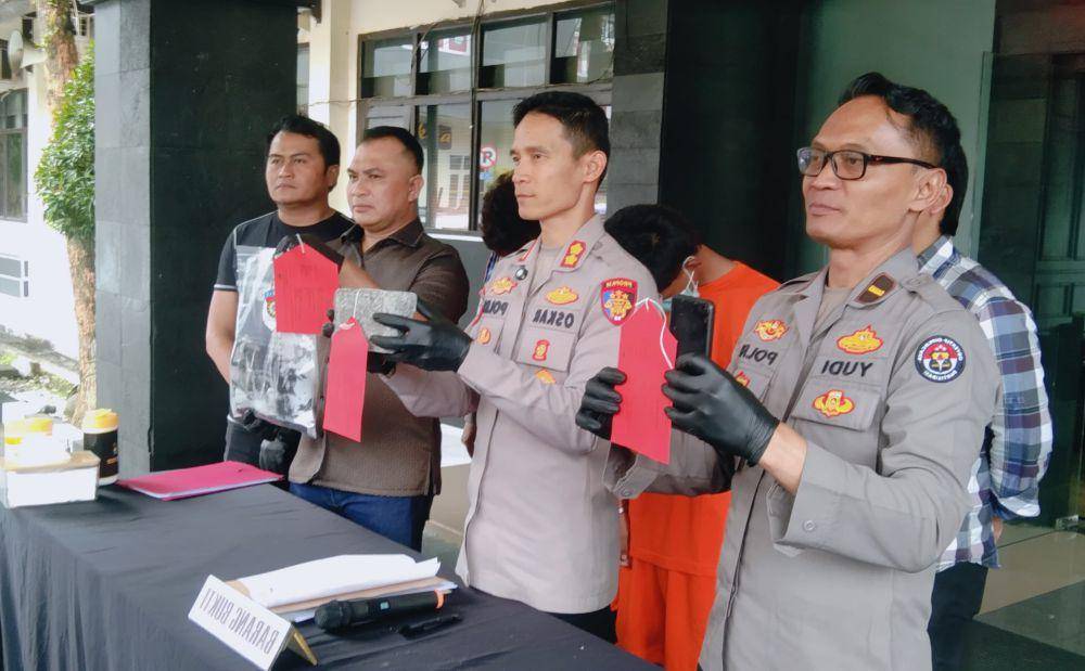 Konferensi pers kasus pelemparan batu paving di Malang. (IDN Times/Rizal Adhi Pratama)