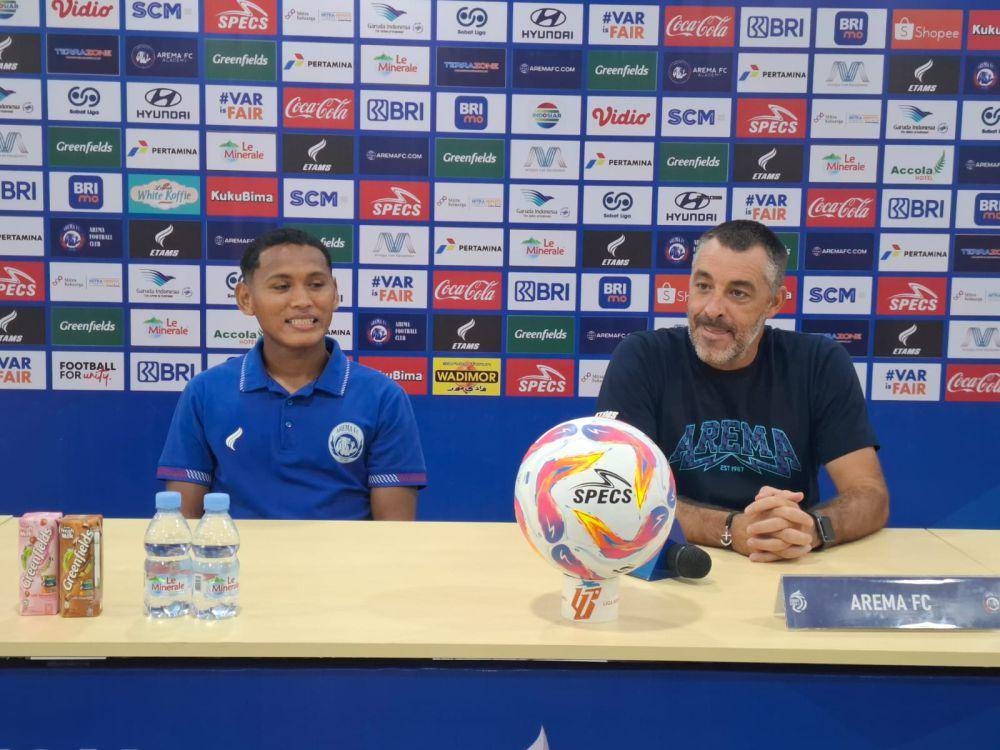 Pelatih Arema FC, Ze Gomes (kanan) dan Bek Arema FC, Ikhsan Lestaluhu. (IDN Times/Rizal Adhi Pratama)
