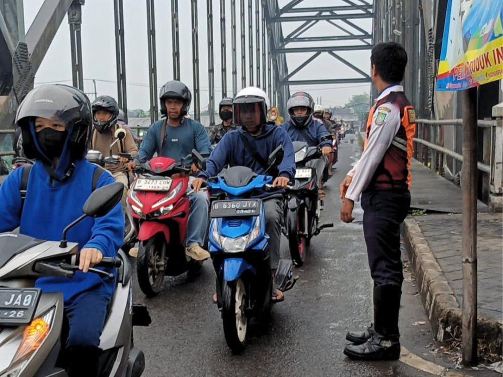 Lalu Lintas di Jembatan Kedaung Tangerang Direkayasa