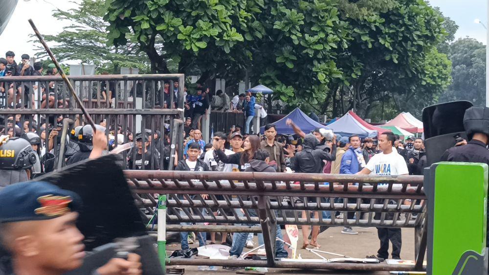 Bobotoh Jebol Gerbang Timur Stadion GBLA Demi Nonton Persib