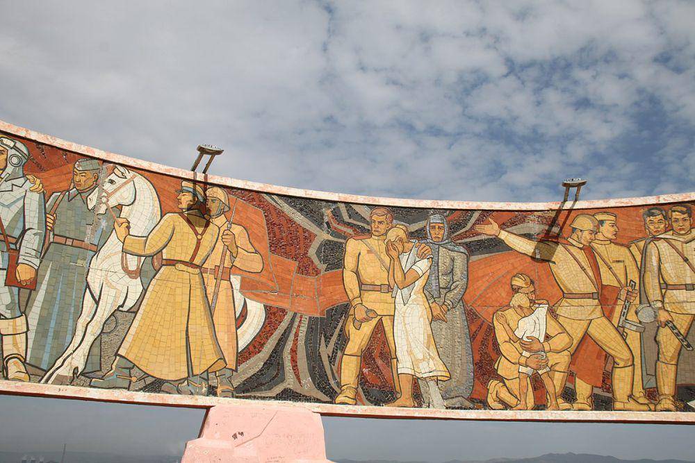 potret mural di Memorial Zaisan (commons.wikimedia.org/Gary Todd)