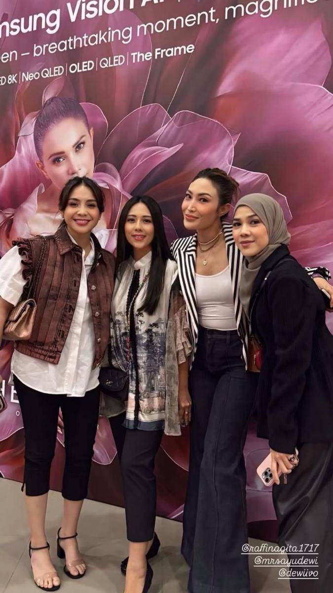 artis nonton konser Rossa (Instagram.com/mrsayudewi)