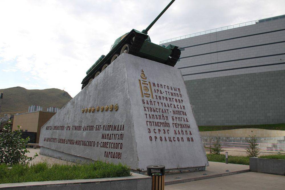 potret tank di Memorial Zaisan (commons.wikimedia.org/Gary Todd)