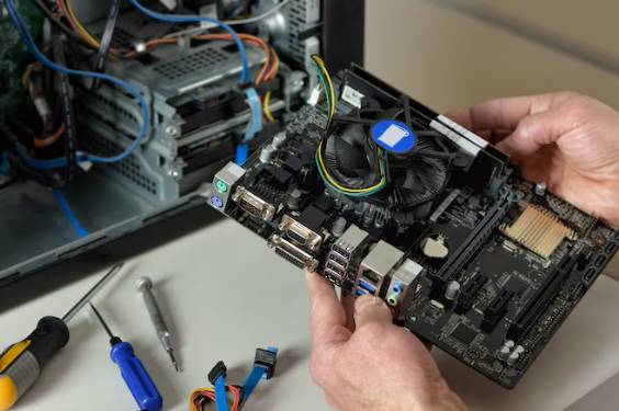 llustrasi upgrade komputer (freepik.com/dc studio)