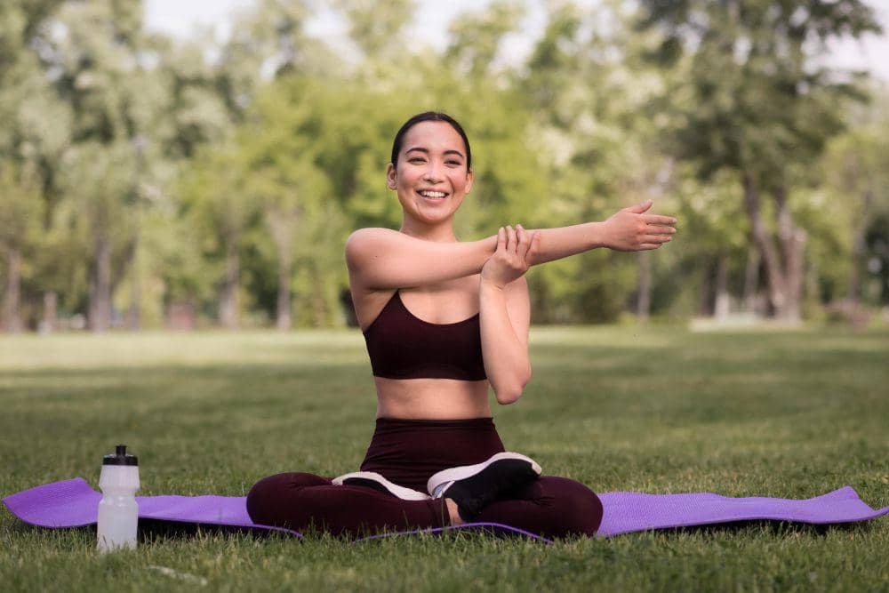 ilustrasi perempuan yoga (freepik.com/freepik)