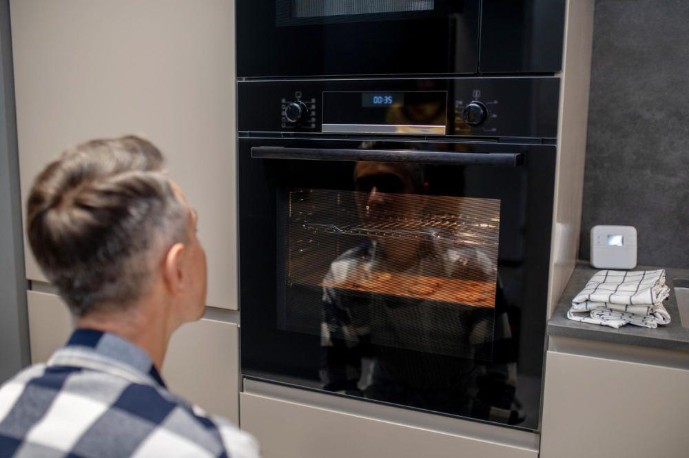ilustrasi menggunakan oven (freepik.com/zinkevych)