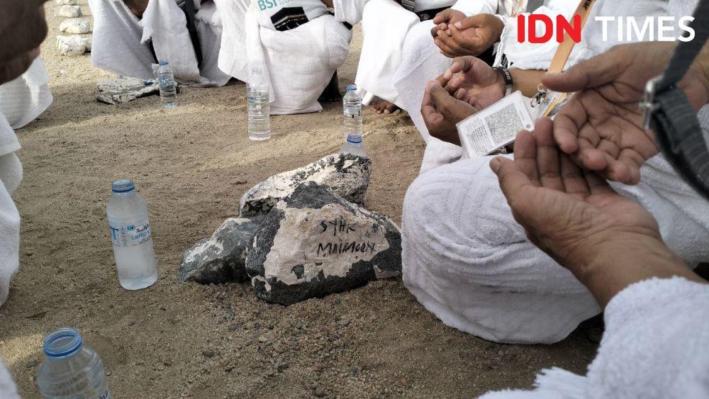 Jemaah haji Indonesia berziarah ke makam Mbah Maimoen di Makam Ma'la, Makkah, Arab Saudi. (Media Center Haji)