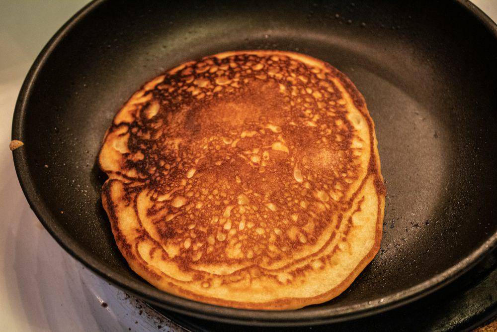 ilustrasi membuat pancake (unsplash.com/Brian Wangenheim)