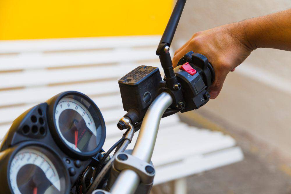 Ilustrasi tarikan gas motor (freepik.com/freepik)