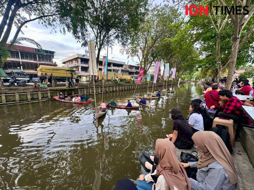 Konser musik di atas sungai. (IDN Times/Teri).
