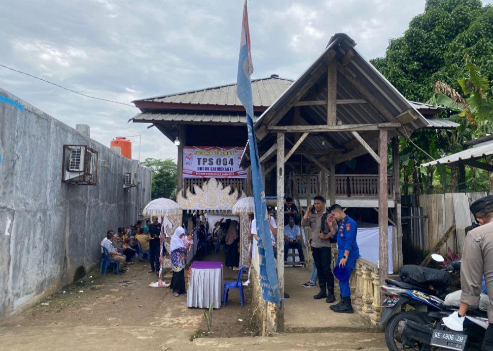 Gubernur Lampung, Rahmat Mirzani Djausal meninjau TPS 004 Dusun Sri Menanti, Gedong Tataan, Pesawaran. (IDN Times/Istimewa).