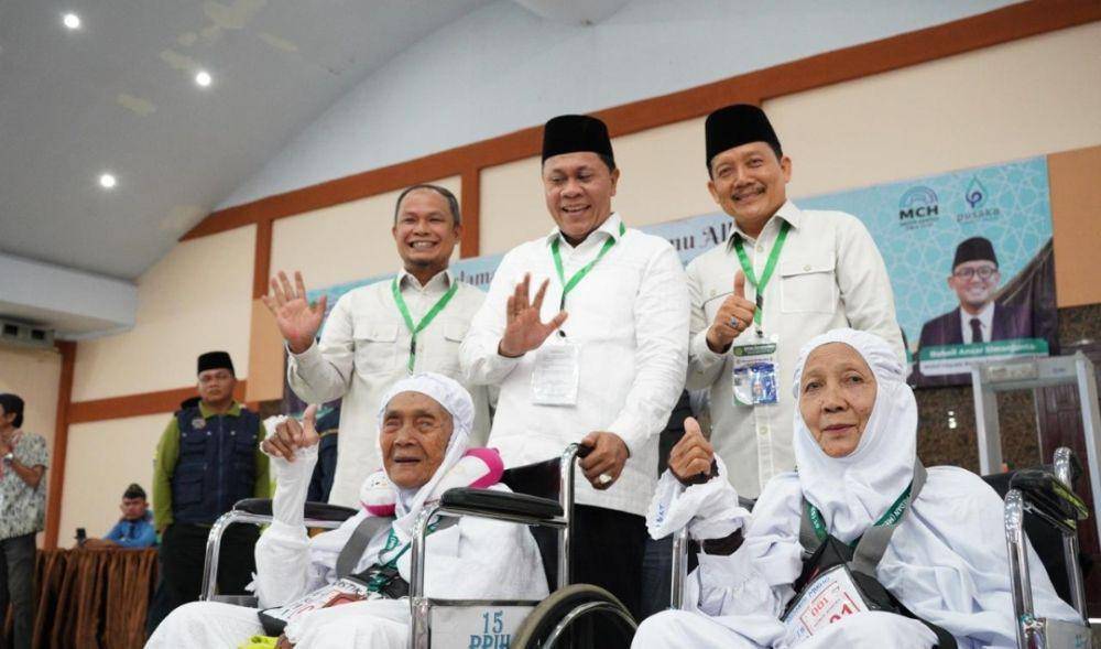 Ketua Petugas Penyelenggara Ibadah Haji (PPIH) Embarkasi Medan Ahmad Qosbi (ditengah) bersama jemaah calon haji (Dok. Istimewa)