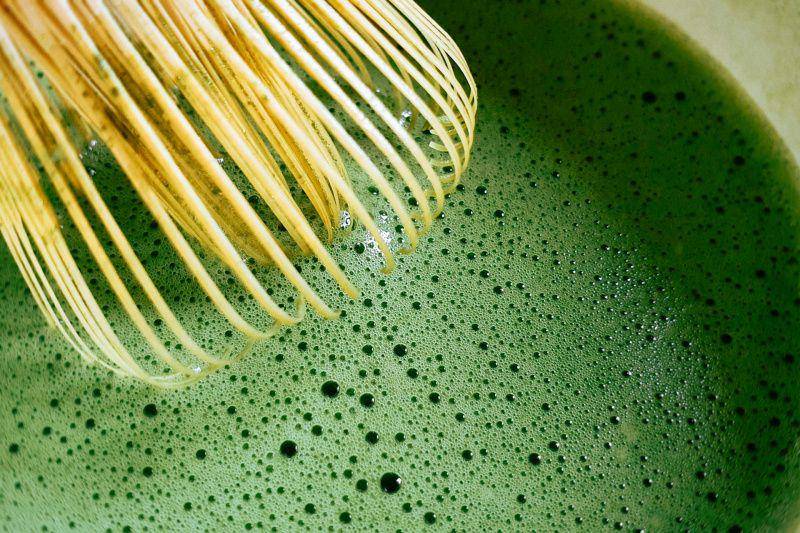 gambar matcha yang sudah diseduh (unsplash.com/Payoon Gerinto)