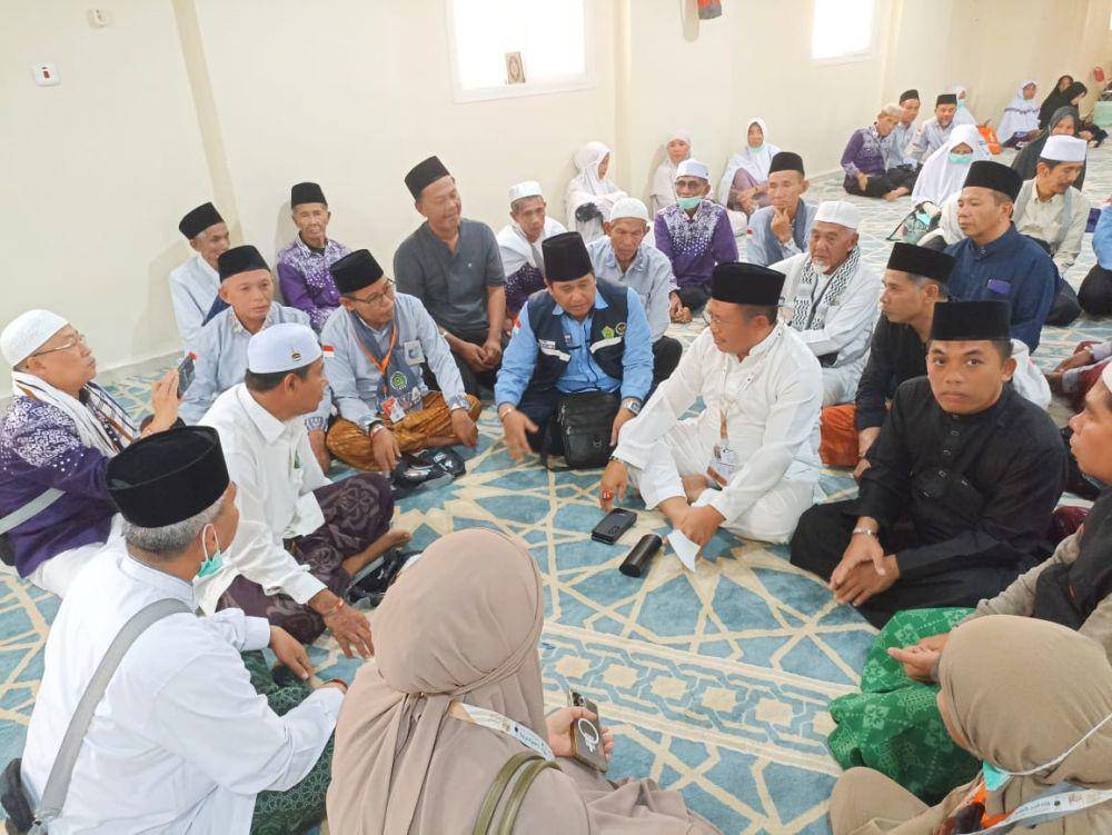 Bupati Lombok Barat Lalu Ahmad Zaini bersama jemaah haji di Arab Saudi. (dok. Istimewa)