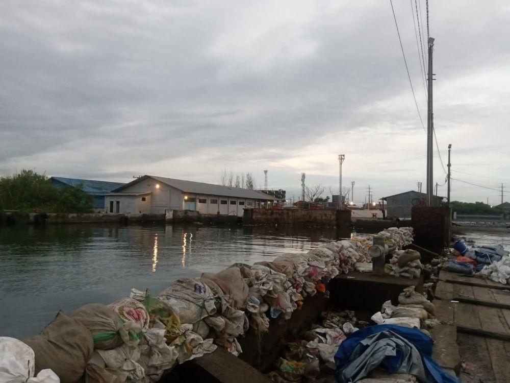 Pelindo Tutup Sementara Tanggul yang Jebol di Pelabuhan Tanjung Emas