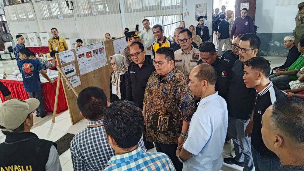 Ketua Badan Pengawas Pemilihan Umum (Bawaslu) RI Rahmat Bagja meninjau langsung pelaksanaan Pemungutan Suara Ulang (PSU) di Kota Palopo, Sulawesi Selatan, Sabtu (24/5/2025). (Dok. Bawaslu Sulsel)