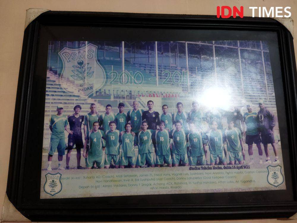 Salah satu foto memorabilia Suharto saat membesut PSMS Medan (IDN Times/Doni Hermawan)