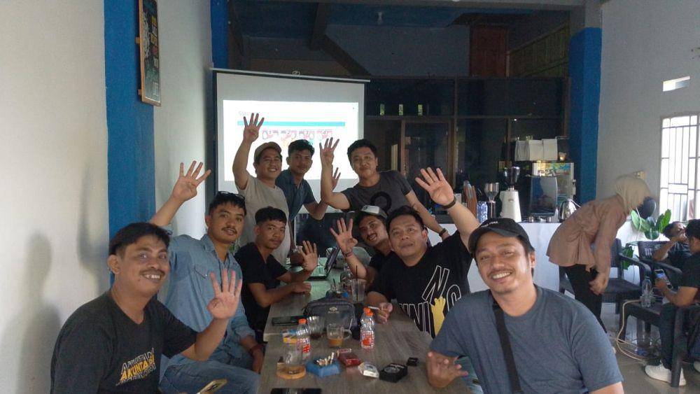 Tim Media Center Paslon Nomor Urut 4 memantau hasil exit poll sementara di Posko Pemenangan, Sabtu (25/5/2025). (Dok. Istimewa)