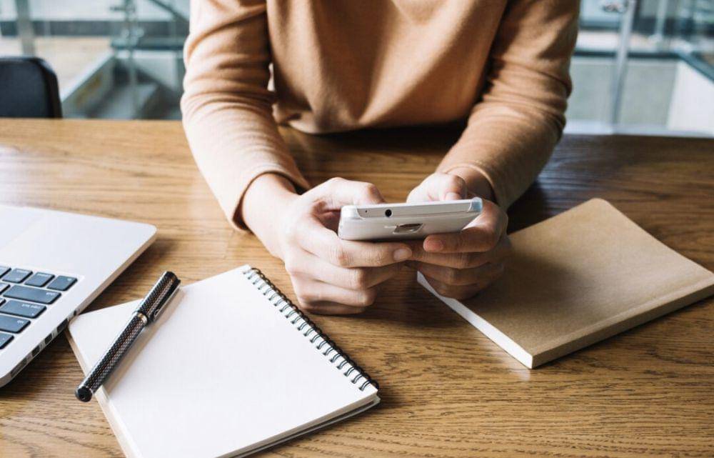 ilustrasi mengevaluasi pemakaian handphone