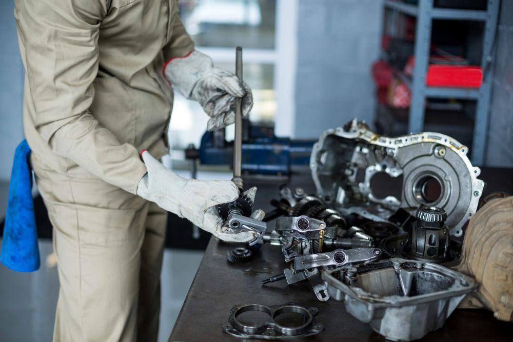 ilustrasi servis CVT (freepik.com/peoplecreations)