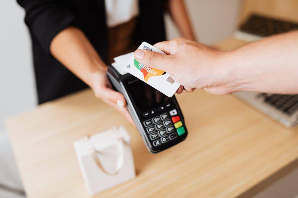 ilustrasi pembayaran cashless dengan kartu kredit (pexels.com/Kaboompics.com)