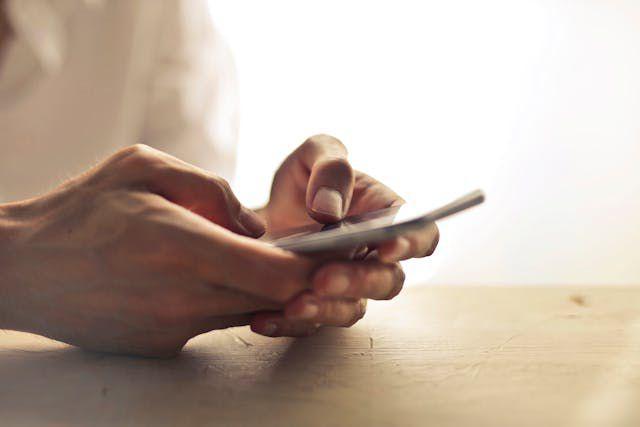 ilustrasi menggunakan smartphone (pexels.com/Adrienn)