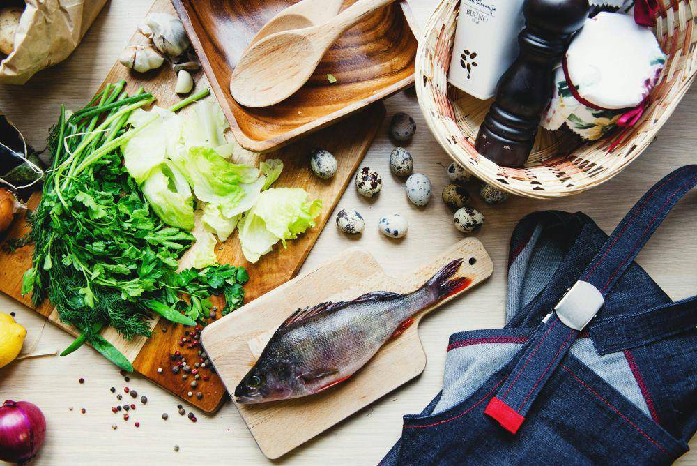 ilustrasi ikan dan sayur (pexels.com/Ksenia Chernaya)