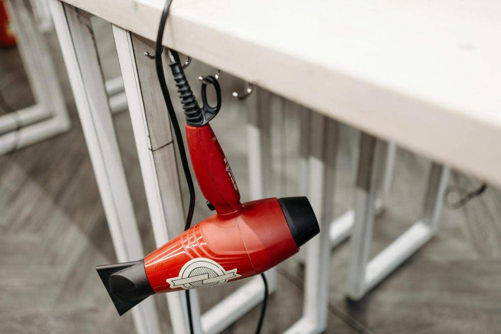 ilustrasi hairdryer (pexels.com/Pavel Danilyuk)
