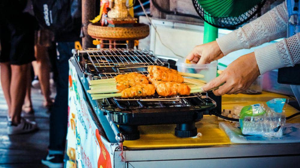 Potret memasak sate lilit