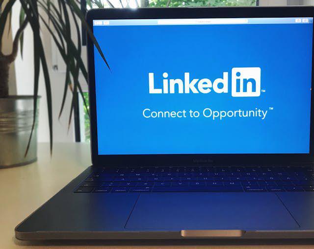 Jangan Cuma "Fresh Graduate"! Ini Cara Bikin Headline LinkedIn Keren