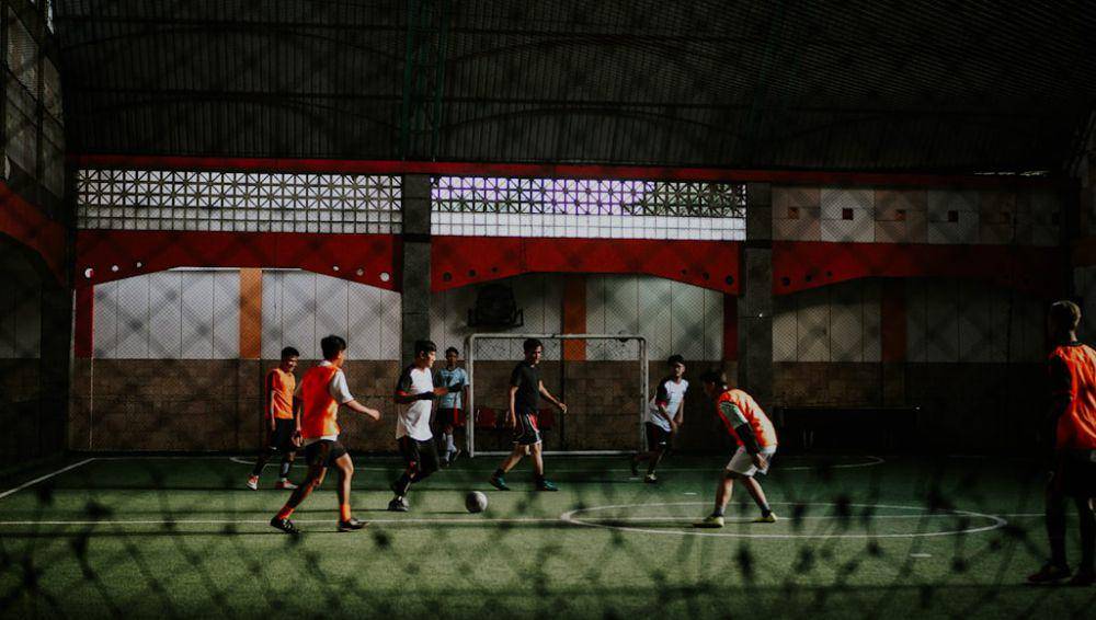 Ilustrasi bermain futsal (unsplash.com/falaqlazuardi)
