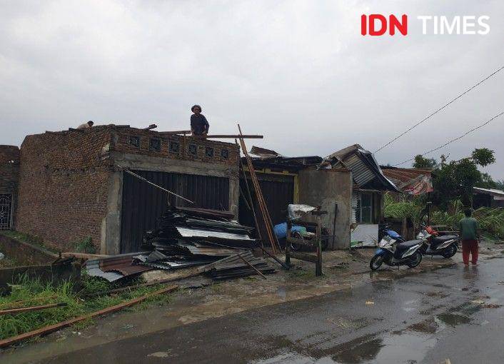 Rumah warga rusak setelah diterjang angin kencang di Amplas (IDN Times/Eko Agus Herianto)