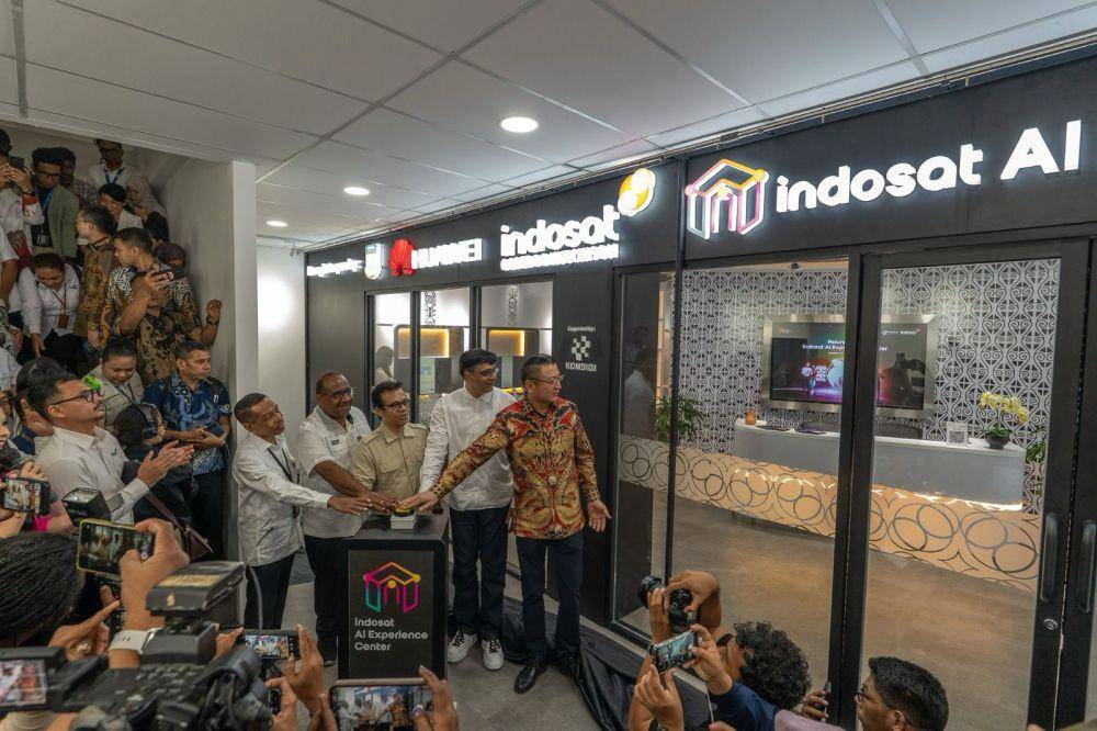 Indosat meresmikan AI Experience Center (AIEC) di Jayapura, Provinsi Papua, sebagai wujud komitmen dalam menghadirkan akses dan manfaat teknologi kecerdasan artifisial (AI) bagi masyarakat di kawasan timur Indonesia. (dok. Indosat)