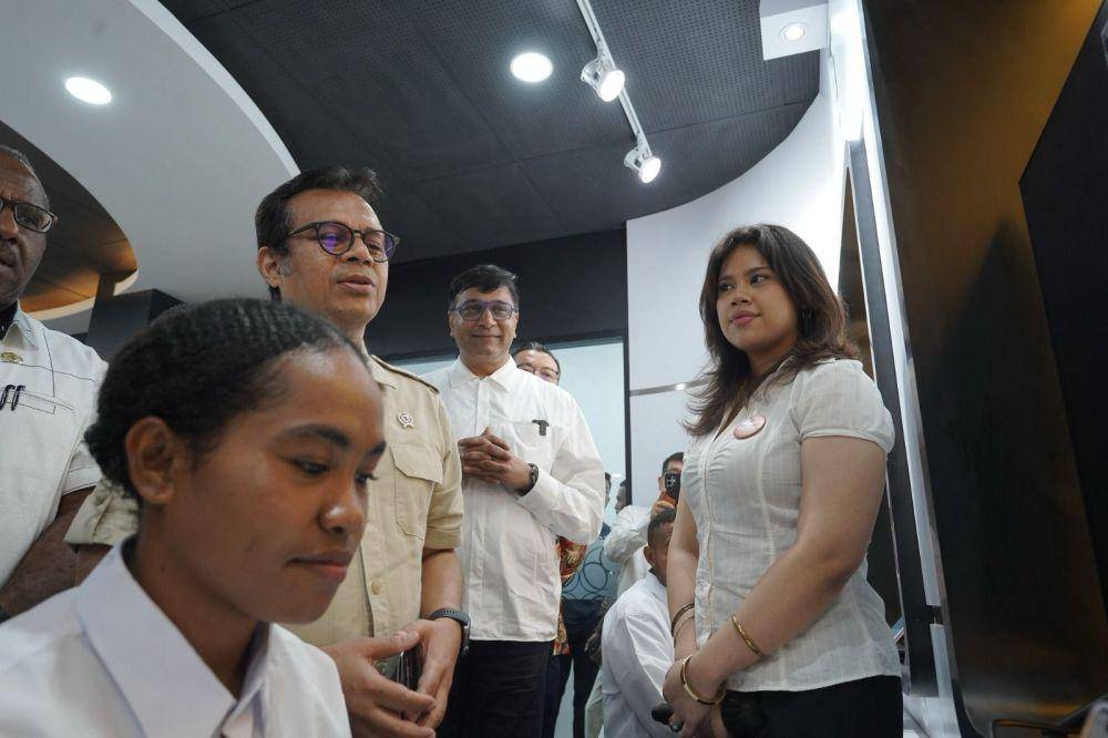Indosat meresmikan AI Experience Center (AIEC) di Jayapura, Provinsi Papua, sebagai wujud komitmen dalam menghadirkan akses dan manfaat teknologi kecerdasan artifisial (AI) bagi masyarakat di kawasan timur Indonesia. (dok. Indosat)