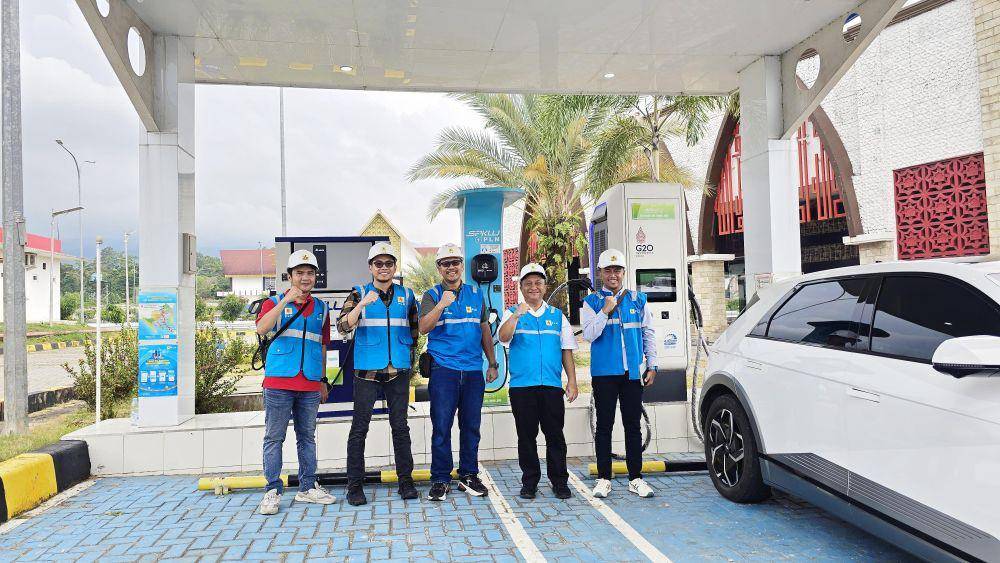 General Manager PLN UID Lampung (dua dari kanan) Rizky Mochamad bersama Senior Manager Niaga dan Management Pelanggan (tengah) Wira Bhakti Darma meninjau SPKLU menjelang libur panjang Kenaikan Yesus Kristus Dan Idul Adha 1446 H. (Dok. PLN UID Lampung).