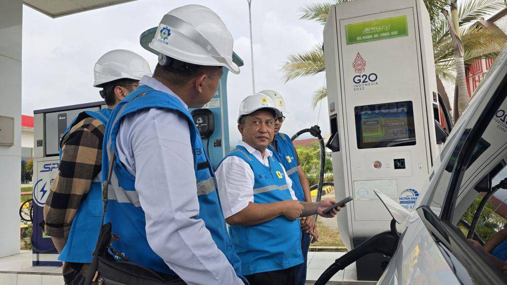 General Manager PLN UID Lampung (tengah) Rizky Mochamad inspeksi teknis kesiapan SPKLU menjelang Libur panjang Kenaikan Yesus Kristus Dan Idul Adha 1446 H. (Dok. PLN UID Lampung).