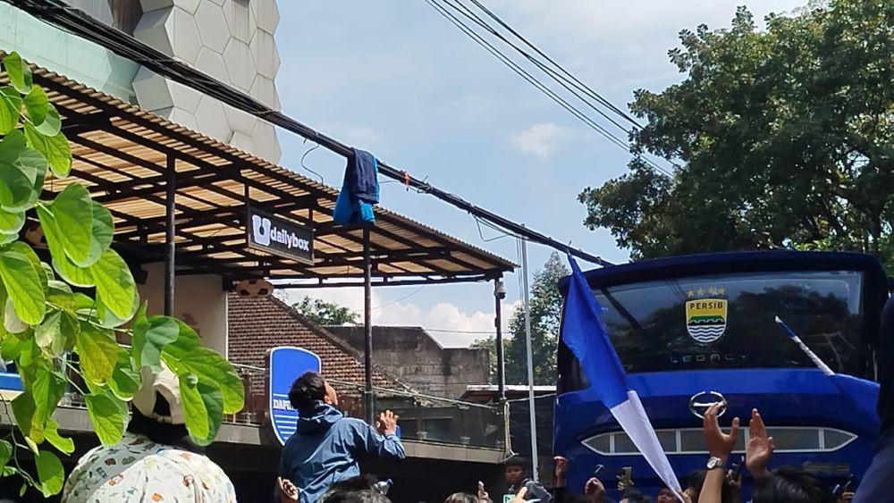 Ketika Bobotoh Berebut Pakaian Pemain di Graha Persib