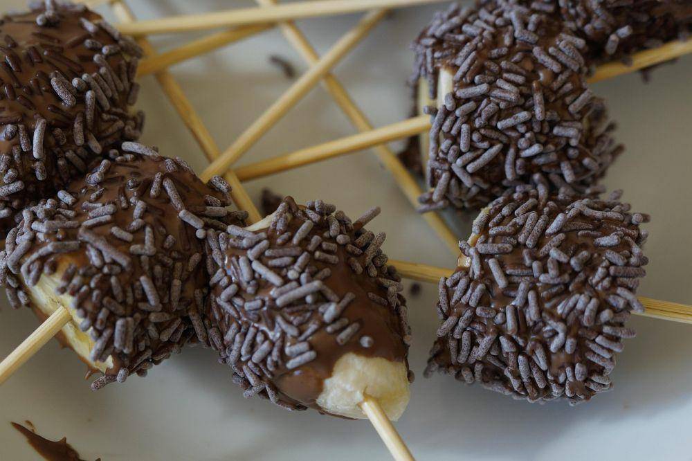 ilustrasi pisang cokelat beku (pixabay.com/Efraimstochter)
