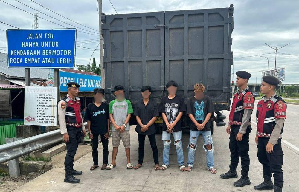 Modus Atur Lalin, 5 Preman Pungli di Exit Tol Kramasan Diciduk Polisi